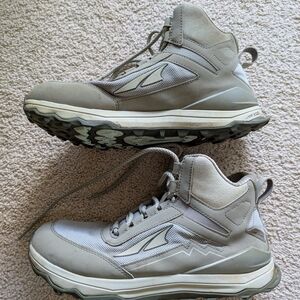 Altra Womens lone Peak Hikers Size 9